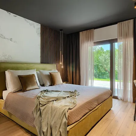 Nicol Tireli Willa *